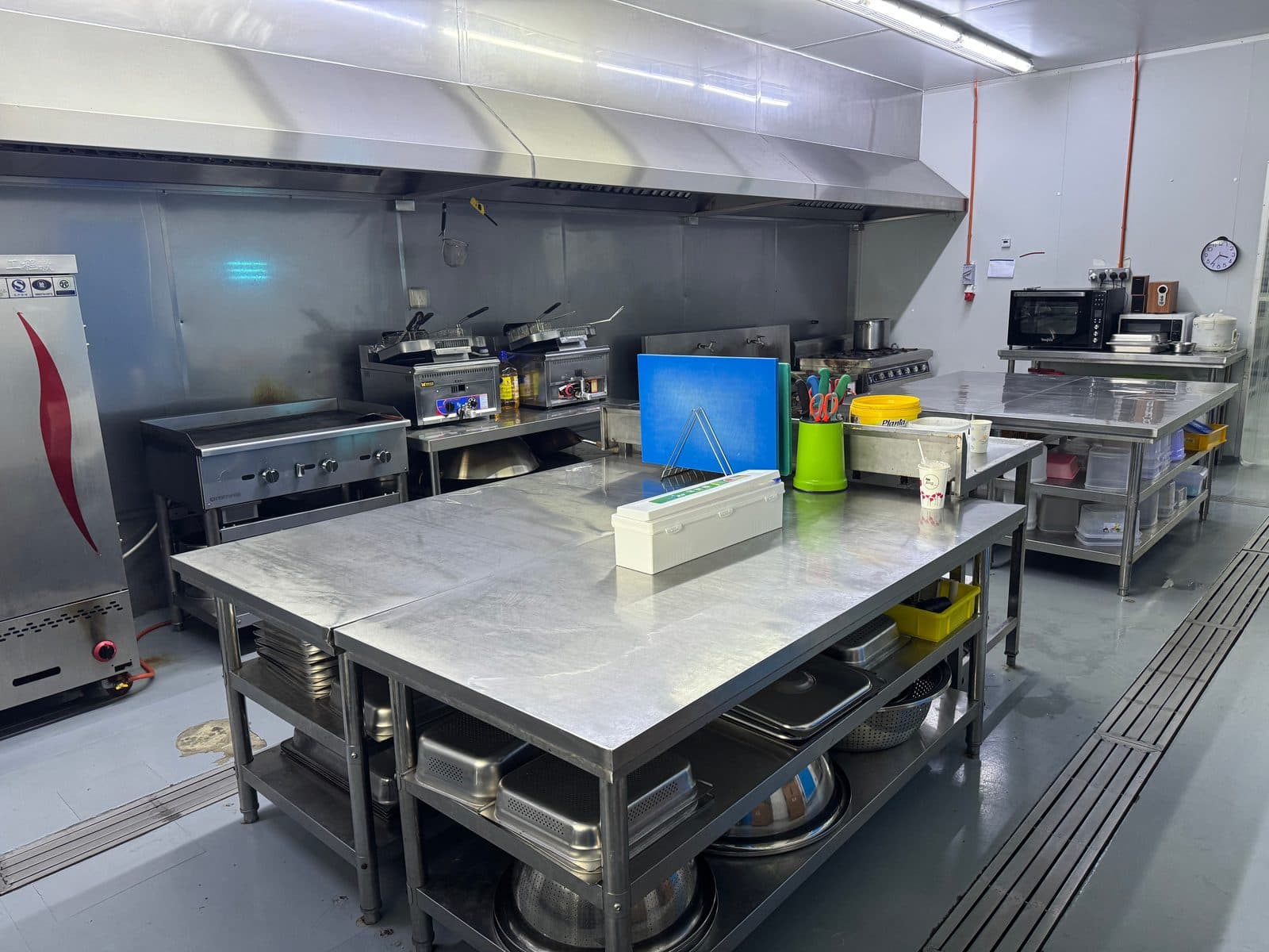 Preparation tables and cooking equipment in the central kitchen